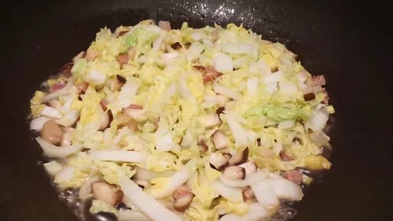 火腿小笋丁炒饭,继续煮一会,娃娃菜开始变软基本就算是了