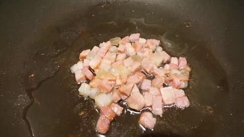 火腿小笋丁炒饭,继续小火煸炒,肉在慢慢缩小