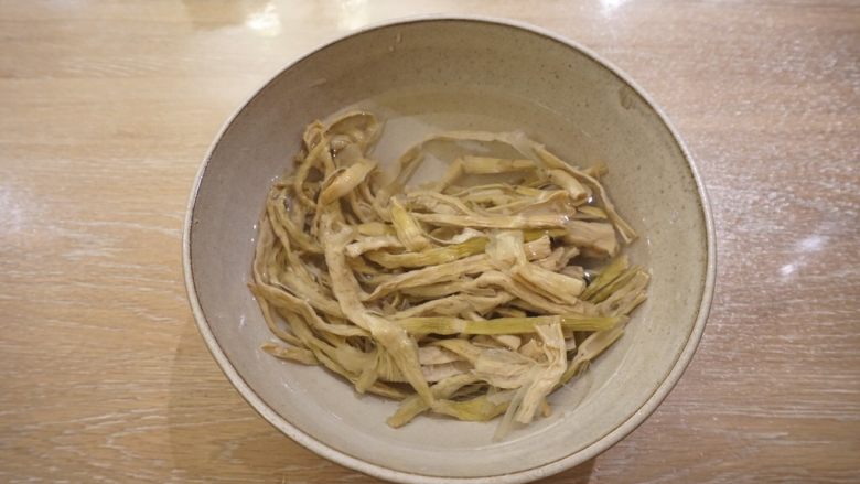 火腿小笋丁炒饭,笋干提前泡上,稍软后对半撕开