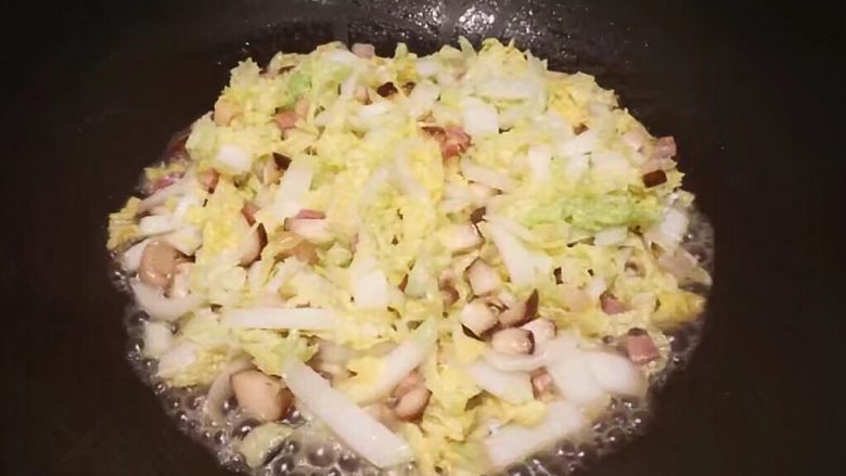 火腿小笋丁炒饭,炒一会会出现汤汁,不急,这可以精华