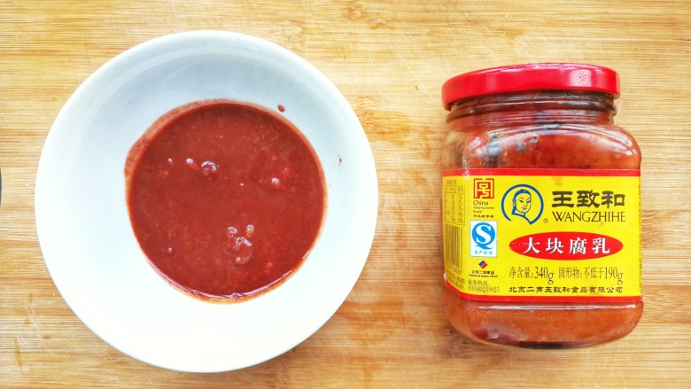 腐乳汁鲜香土豆片,取适量的<a style='color:red;display:inline-block;' href='/shicai/ 781'>腐乳汁</a>,倒入碗中,如果里面有豆腐乳的碎块,就用筷子搅拌均匀,