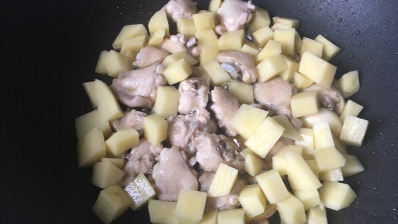 三杯鸡翅土豆,下土豆,炒到微微发黄