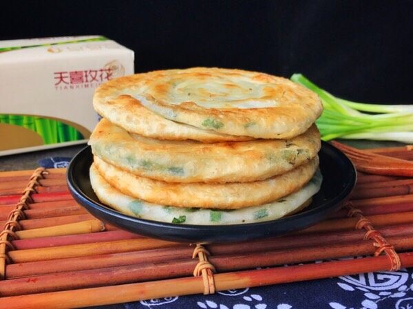 烫面葱饼~美味早餐葱饼,成品:乘热吃最好吃,香香的,外面有点酥脆可口