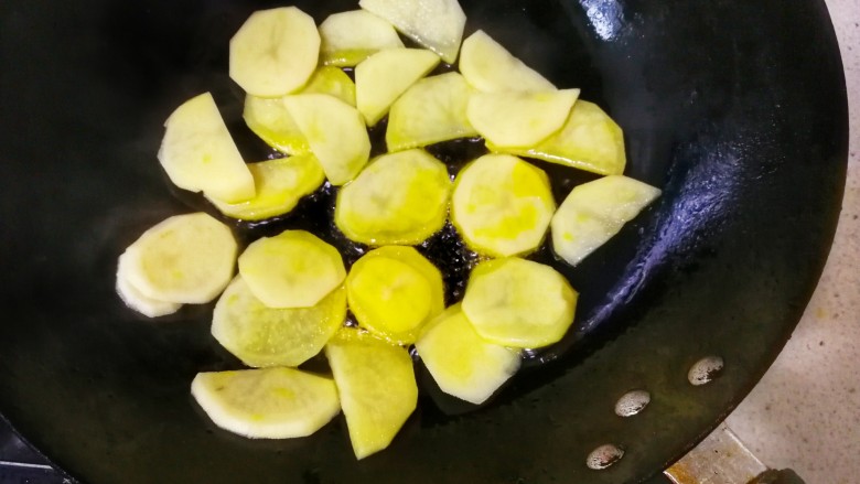 腐乳汁鲜香土豆片,把土豆片先煎一下。锅内倒油,油热后放入土豆片,中火煎至背面金黄后再翻面,直至两面金黄,