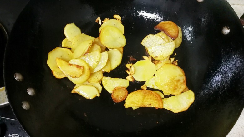 腐乳汁鲜香土豆片,放入土豆片,翻炒均匀,