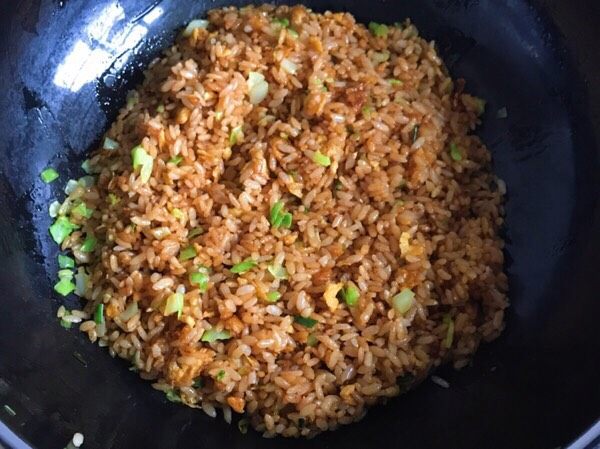 酱油炒饭,翻炒均匀即可,特别香