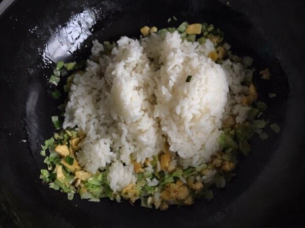 酱油炒饭,把米饭放入(冷藏过的米饭最佳,翻炒会是一粒一粒的)