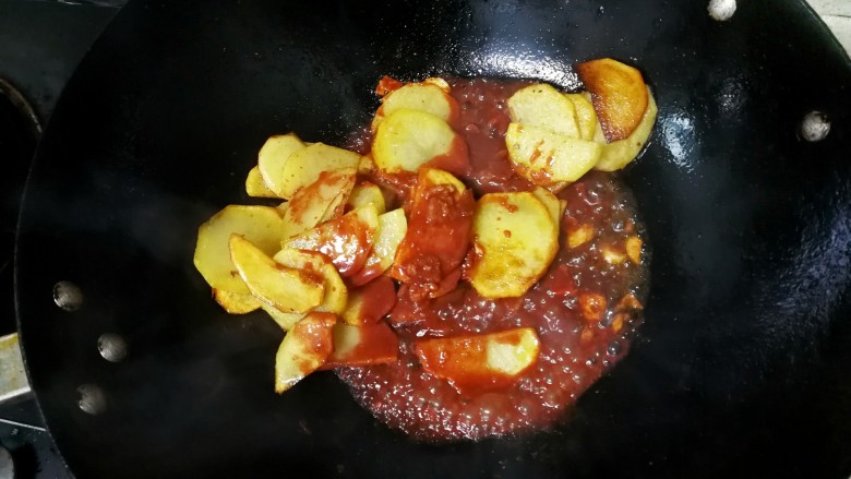 腐乳汁鲜香土豆片,倒入刚才调好的腐乳酱汁,翻炒一下让酱汁把土豆片包裹均匀,