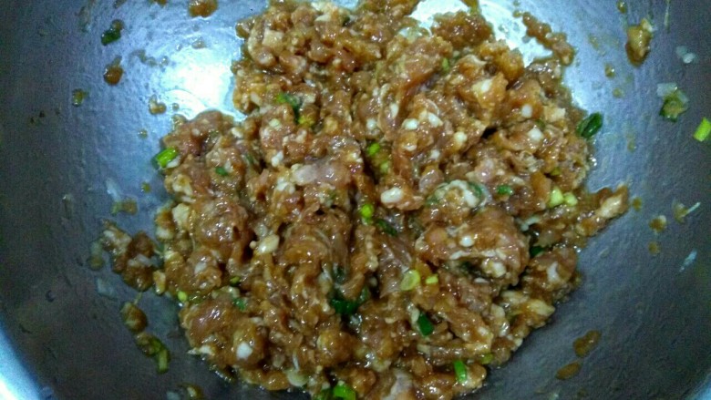 佛手肉饼,肉馅中放入葱姜沫,放入一勺甜面酱,两勺生抽,一勺耗油,适量盐,适量花椒粉,适量香油,适量清水,顺时针划圈搅拌均匀