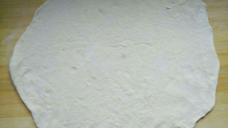 佛手肉饼,分成两半,把其中的一半擀成薄片