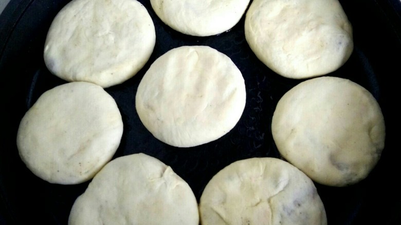 佛手肉饼,把另外一半面也做好。平底锅放适量植物油,放入肉饼