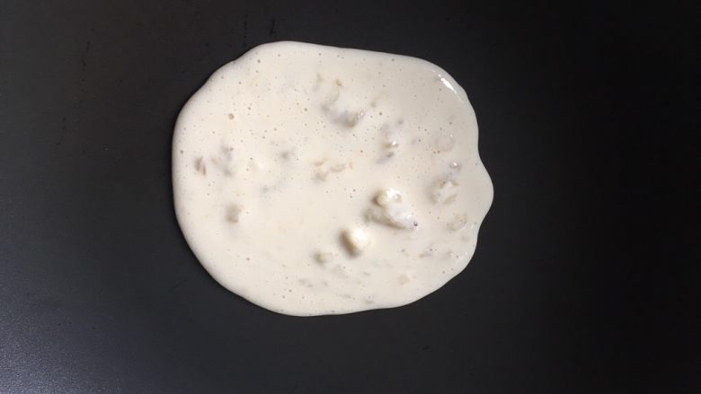 香蕉松饼,不粘锅不加油直接打一勺下去,顺着中间倒