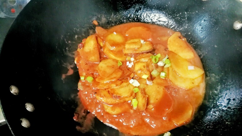腐乳汁鲜香土豆片,放入刚才切好的葱末,翻炒均匀,大火收汁,