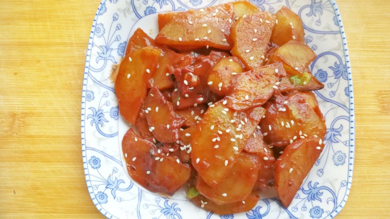 腐乳汁鲜香土豆片,可以装盘了,盛出来后在上面撒上<a style='color:red;display:inline-block;' href='/shicai/ 678'>白芝麻</a>,