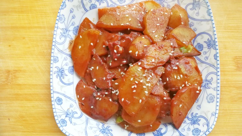 腐乳汁鲜香土豆片,可以装盘了，盛出来后在上面撒上<a style='color:red;display:inline-block;' href='/shicai/ 678'>白芝麻</a>，