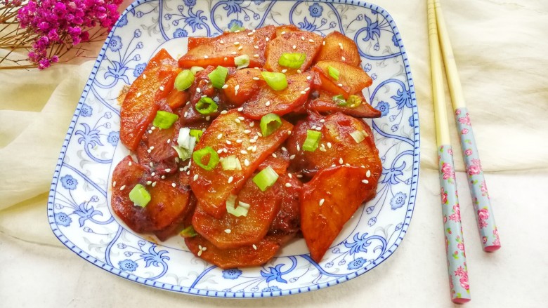 腐乳汁鲜香土豆片,最后撒上绿葱花,就可以开动啦!真的很鲜美呢!