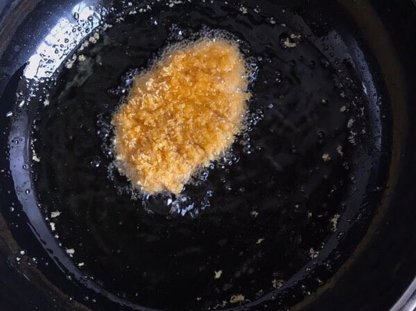 酥炸鸡排~在家就能自制更健康,锅加油烧热,用筷子放进去看见密集热泡时就可以把蘸满面包糠的鸡胸肉放进去中小火炸啦,切记不要大火,防止外面糊里面不熟