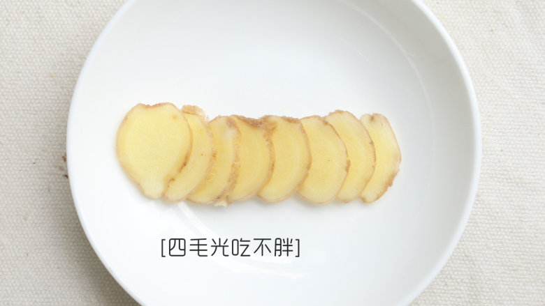 五花肉烧鱼,<a style='color:red;display:inline-block;' href='/shicai/ 37'>姜</a>切片;