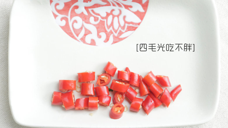 五花肉烧鱼,红<a style='color:red;display:inline-block;' href='/shicai/ 62'>辣椒</a>斜刀切段；