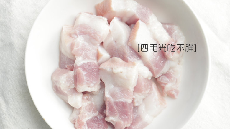 五花肉烧鱼,<a style='color:red;display:inline-block;' href='/shicai/ 428'>五花肉</a>洗净切小块;