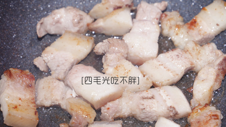 五花肉烧鱼,小火,五花肉下锅煸炒出油;