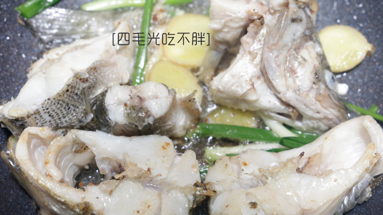 五花肉烧鱼,下葱段、姜片煎制;