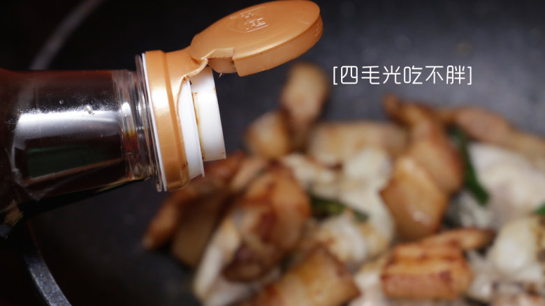 五花肉烧鱼,加适量酱油;