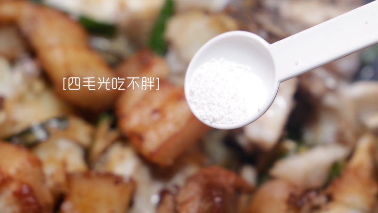 五花肉烧鱼,加适量盐和<a style='color:red;display:inline-block;' href='/shicai/ 717'>味精</a>调味;