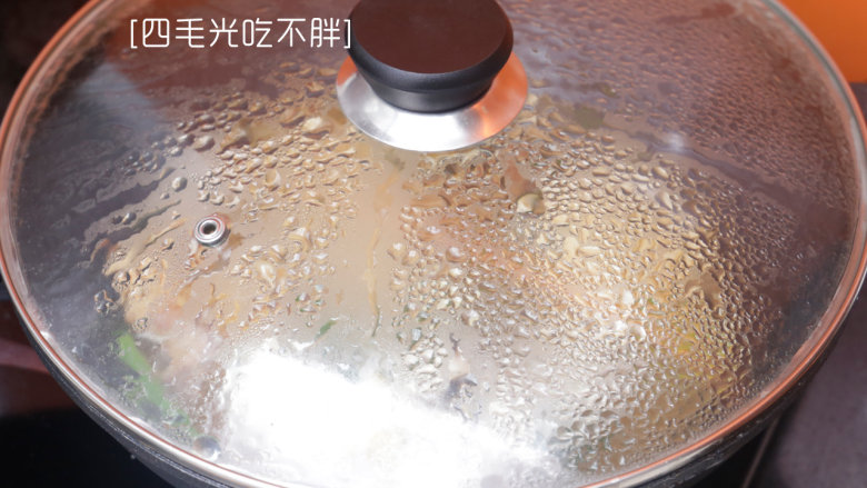 五花肉烧鱼,盖上锅盖大火煮10分钟左右收汁,最好留些许汤汁以免烧焦;