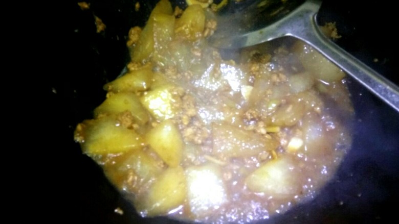 肉沫烧冬瓜,最后倒入淀粉汁,翻炒均匀关火出锅