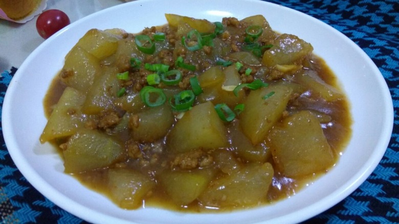 肉沫烧冬瓜,盛盘,撒上葱花即可。