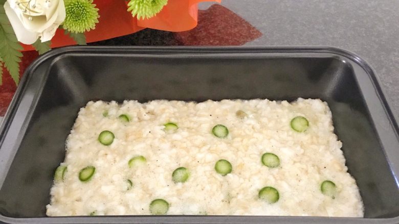 芦笋米饭糕,搅拌均匀后倒入烤盘中,