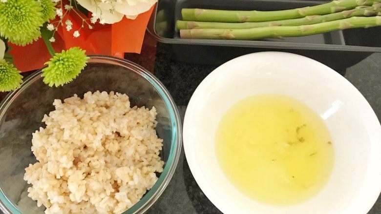 芦笋米饭糕,准备食材:米饭+蛋清+<a style='color:red;display:inline-block;' href='/shicai/ 122'>芦笋</a>