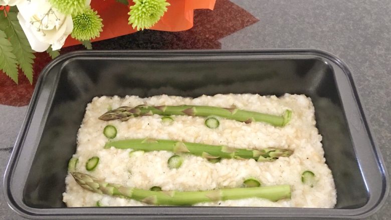 芦笋米饭糕,再放入剩余的芦笋,