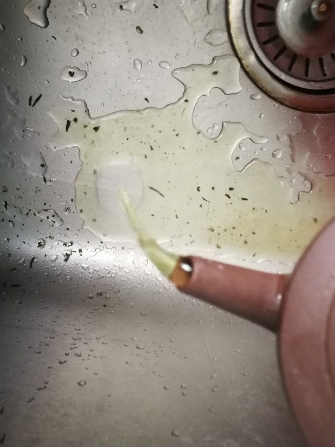 #剩米饭的百种做法# 茶泡饭,几秒钟后倒掉茶水,洗茶完毕。