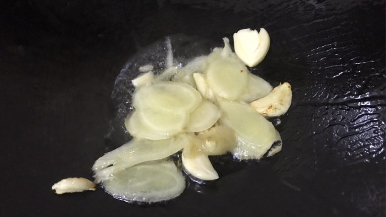咖喱炒蟹,锅中热油,加入姜蒜炒香