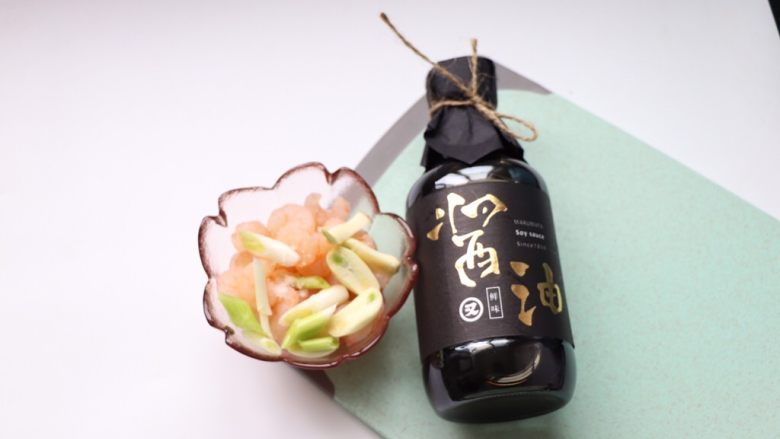 虾仁西兰花~养生又美味,先腌制虾:蒜瓣、葱白放入,加1g盐腌制5-8分钟即可
