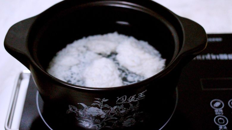 剩米饭也有春天(海鲜杂蔬粥),砂锅里加入适量清水、把剩<a style='color:red;display:inline-block;' href='/shicai/ 507'>米饭</a>倒入锅中、大火煮沸
