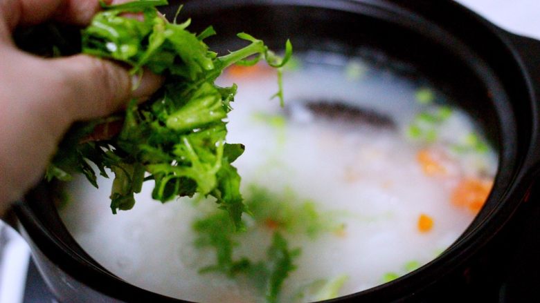 剩米饭也有春天(海鲜杂蔬粥),大火煮沸后加入切段的苦苣