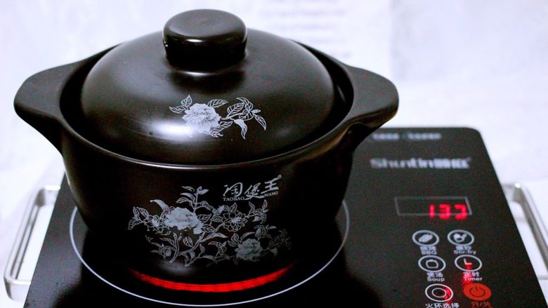 剩米饭也有春天(海鲜杂蔬粥),盖上锅盖转小火慢慢炖煮10分钟左右