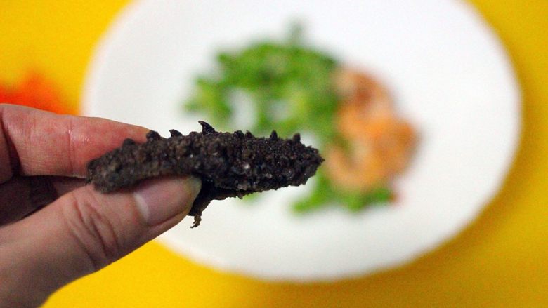 剩米饭也有春天(海鲜杂蔬粥),海参的肚子用剪刀剪开、去掉多余的沙粒后洗净备用