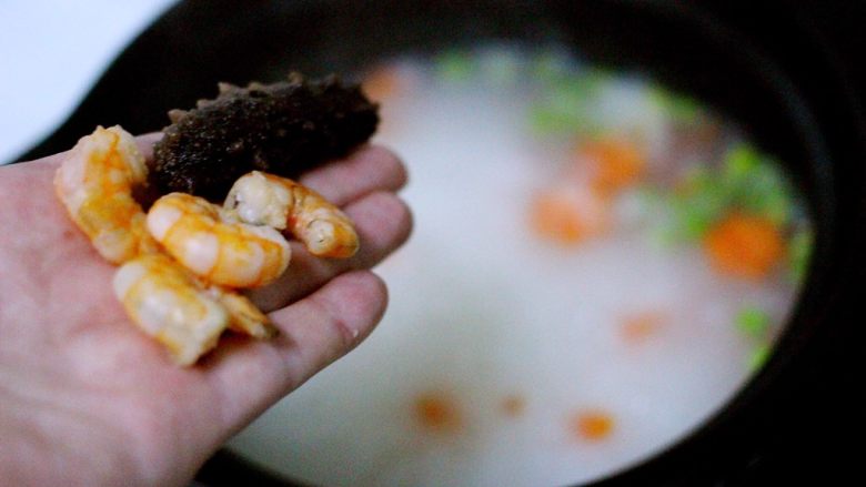 剩米饭也有春天(海鲜杂蔬粥),再放入煮熟的虾仁和洗净的海参