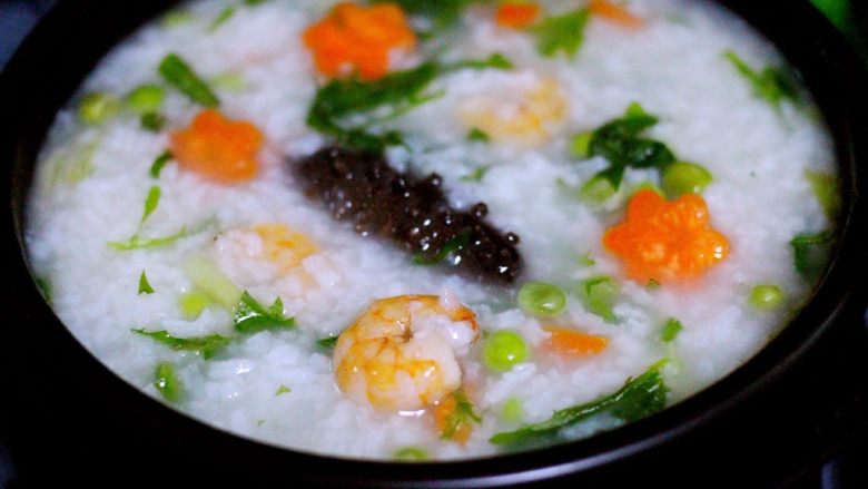 剩米饭也有春天(海鲜杂蔬粥),鲜美可口又健康营养的海鲜杂蔬粥就做好了、开吃