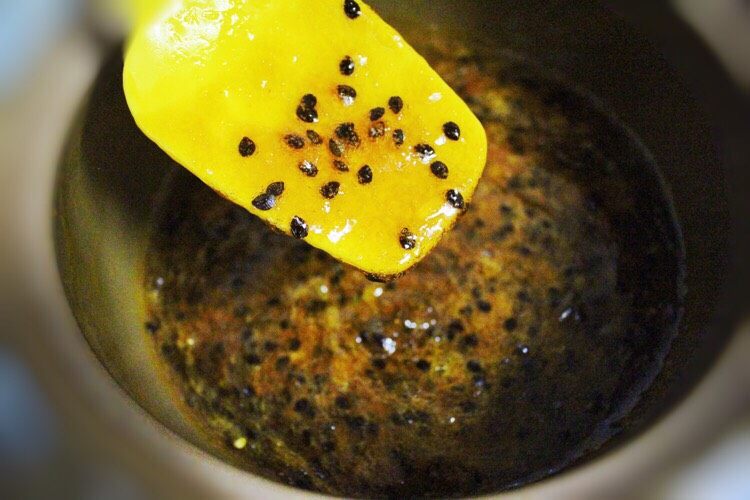 百香水果茶#冬喝暖饮夏吃冰#,开始的时候可用大火,煮沸后改中火,煮至稍稠改中小火,偶尔搅拌。再变稠时改小火,加密搅拌。