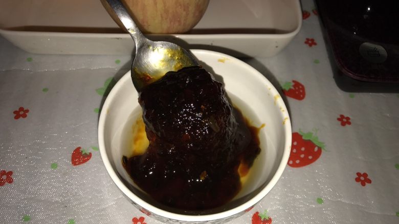 百香水果茶#冬喝暖饮夏吃冰#,百香果酱很稠,先用水化开
