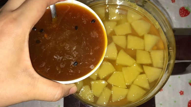 百香水果茶#冬喝暖饮夏吃冰#,最后五分钟加入开稀的百香果酱,煮至结即可。