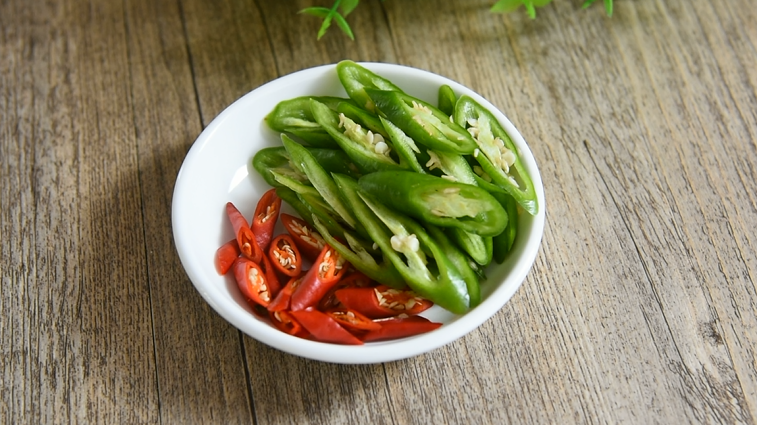 让米饭遭殃的风味鸡蛋做法“豆豉辣椒炒荷包蛋”,将煎熟的<a style='color:red;display:inline-block;' href='/shicai/ 9'>鸡蛋</a>切成小块备用