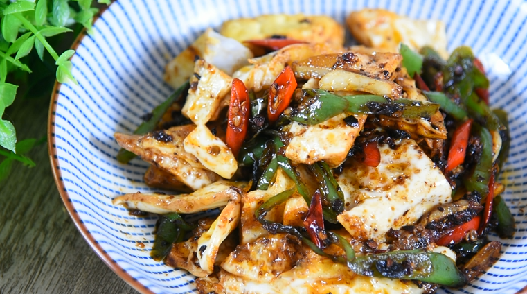 让米饭遭殃的风味鸡蛋做法“豆豉辣椒炒荷包蛋”,快速翻炒,使鸡蛋滋润入味