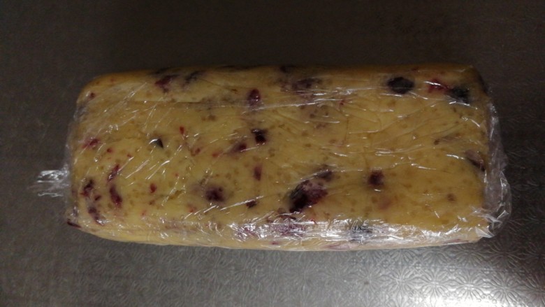 蔓越莓饼干,面团放入保鲜膜,用手塑形