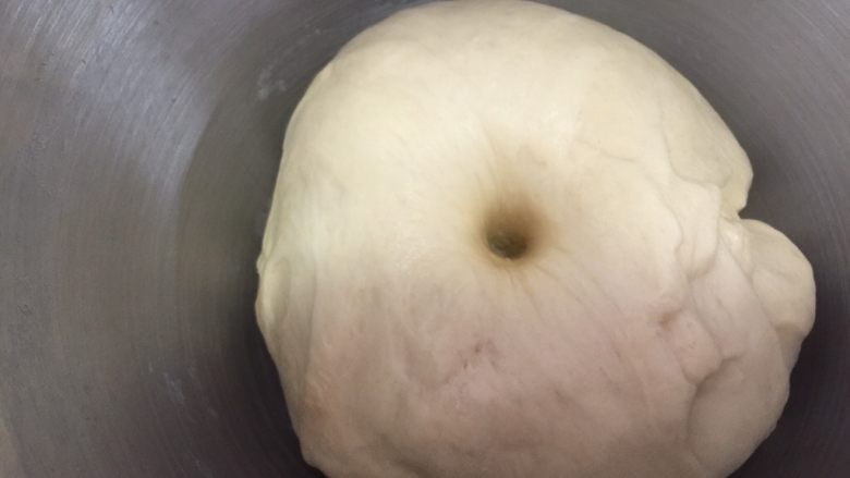 芝士肠仔卷卷包,发酵至原来的2倍大,手指戳孔不塌陷不回缩即发酵完成
直接开动厨师机搅几下排气